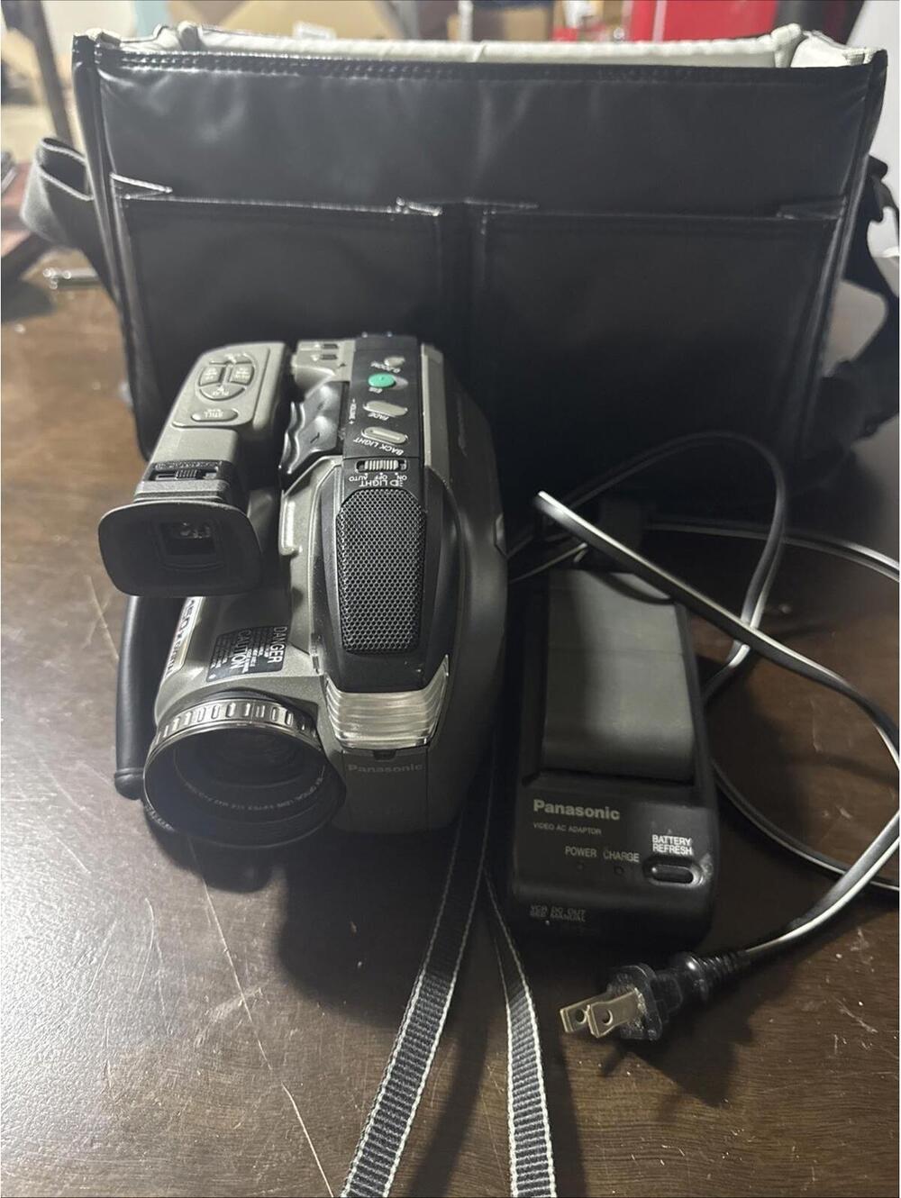 Panasonic Palmcorder Camcorder VHS-C PV-L550D W/Battery & Charger *READ* TESTED